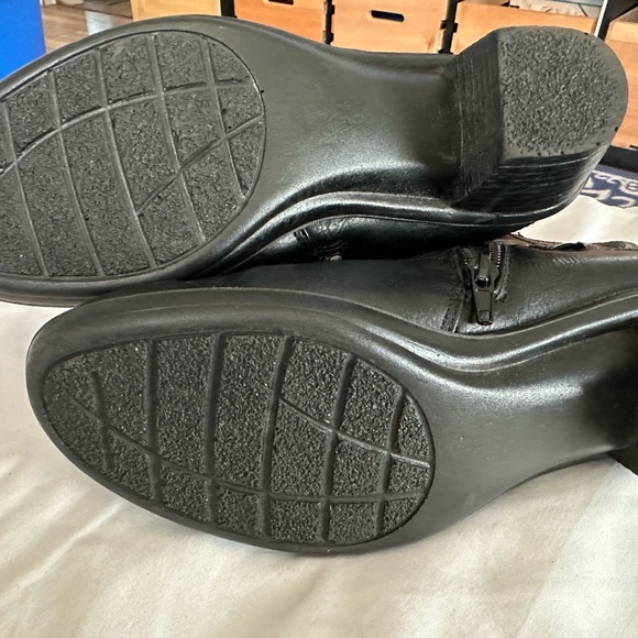 Women’s Heeled Booties - Picture 3 of 5